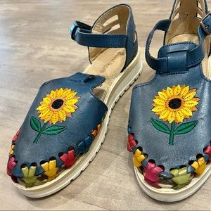 Hikal Bolom Sandals